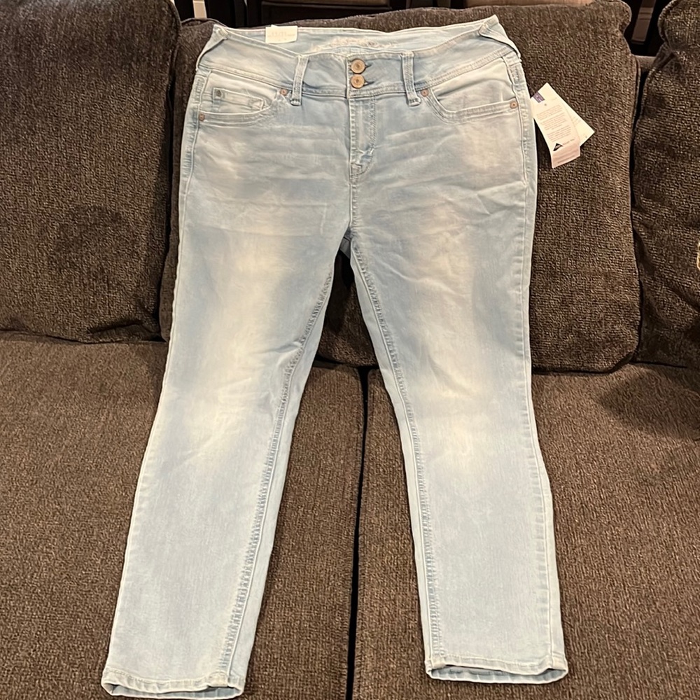Woman’s curvy fit skinny jeans. Size 13/31 regular. NWT